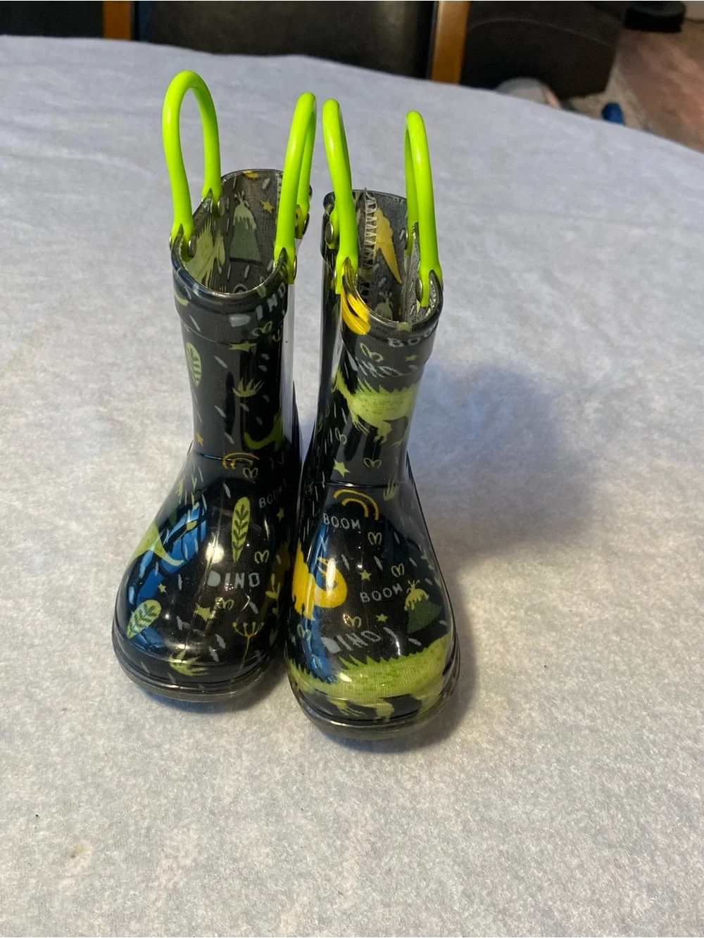 Kids size 5/6 unisex Black & Green Dino Rain Boots with Lime Handles
